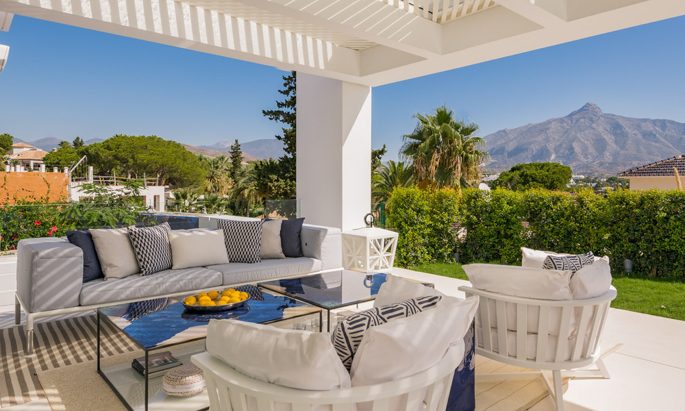 Gerenoveerde luxevilla in een contemporaine stijl te koop, dicht bij voorzieningen in de golfvallei van Nueva Andalucia, Marbella 31747