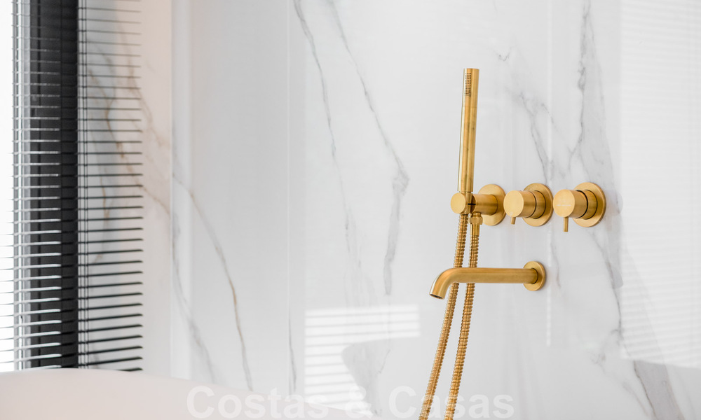 Gerenoveerde luxevilla in een contemporaine stijl te koop, dicht bij voorzieningen in de golfvallei van Nueva Andalucia, Marbella 31749