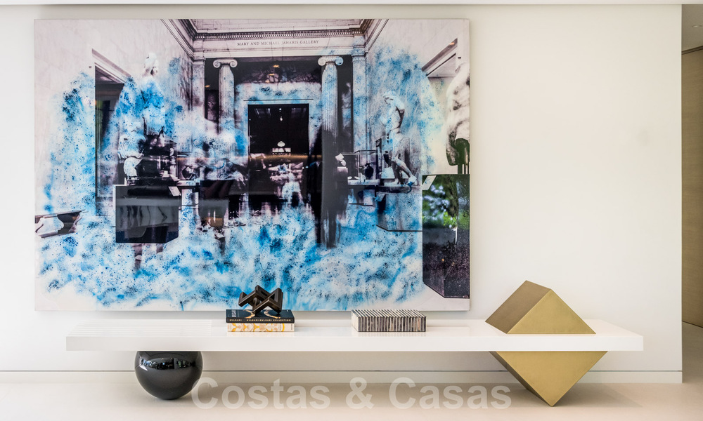 Gerenoveerde luxevilla in een contemporaine stijl te koop, dicht bij voorzieningen in de golfvallei van Nueva Andalucia, Marbella 31751