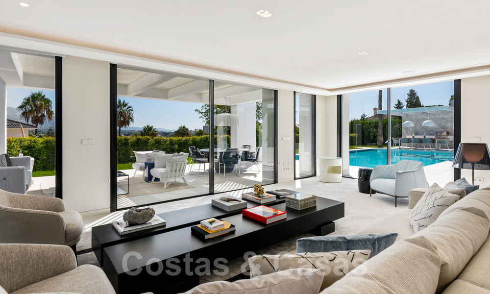 Gerenoveerde luxevilla in een contemporaine stijl te koop, dicht bij voorzieningen in de golfvallei van Nueva Andalucia, Marbella 31754