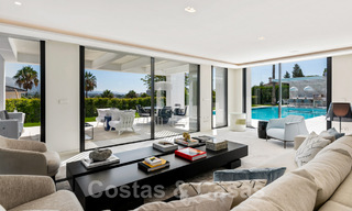 Gerenoveerde luxevilla in een contemporaine stijl te koop, dicht bij voorzieningen in de golfvallei van Nueva Andalucia, Marbella 31754 
