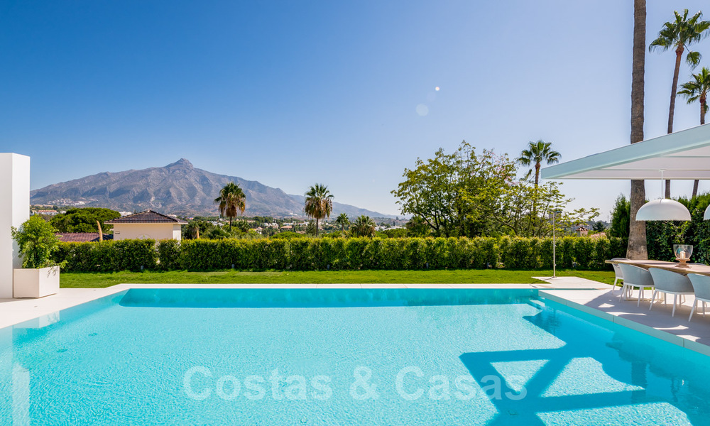 Gerenoveerde luxevilla in een contemporaine stijl te koop, dicht bij voorzieningen in de golfvallei van Nueva Andalucia, Marbella 31755
