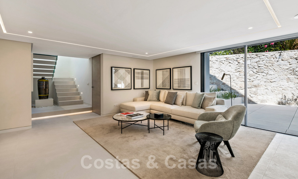 Gerenoveerde luxevilla in een contemporaine stijl te koop, dicht bij voorzieningen in de golfvallei van Nueva Andalucia, Marbella 31756