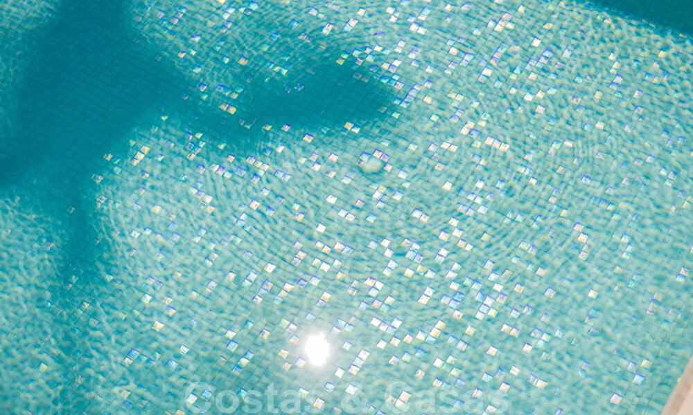 Gerenoveerde luxevilla in een contemporaine stijl te koop, dicht bij voorzieningen in de golfvallei van Nueva Andalucia, Marbella 31765