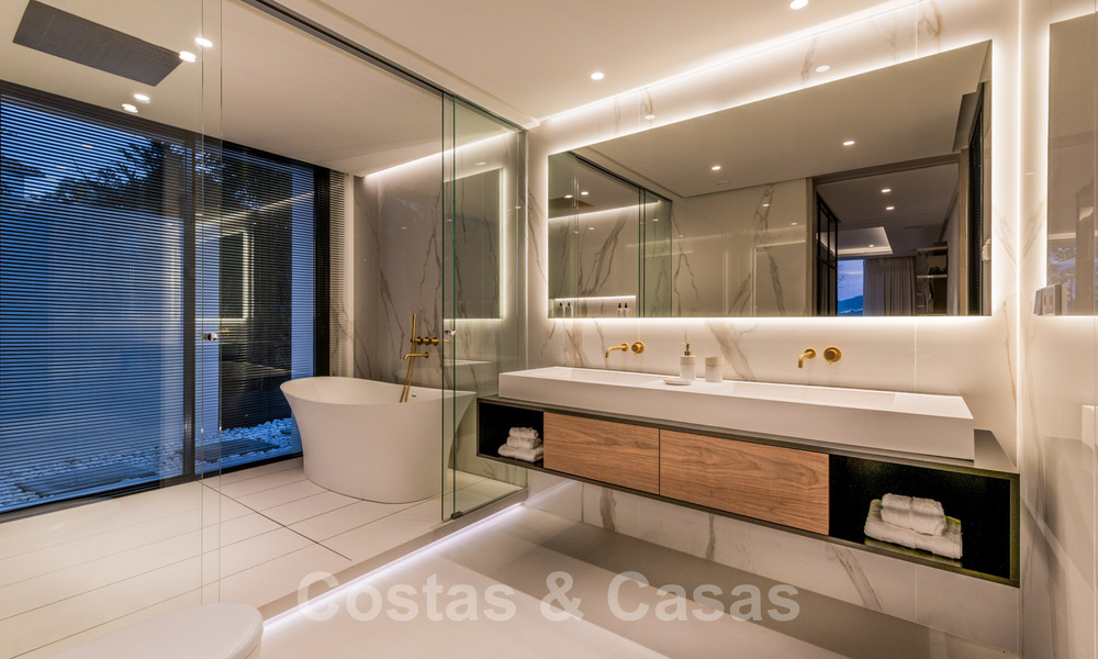 Gerenoveerde luxevilla in een contemporaine stijl te koop, dicht bij voorzieningen in de golfvallei van Nueva Andalucia, Marbella 31766
