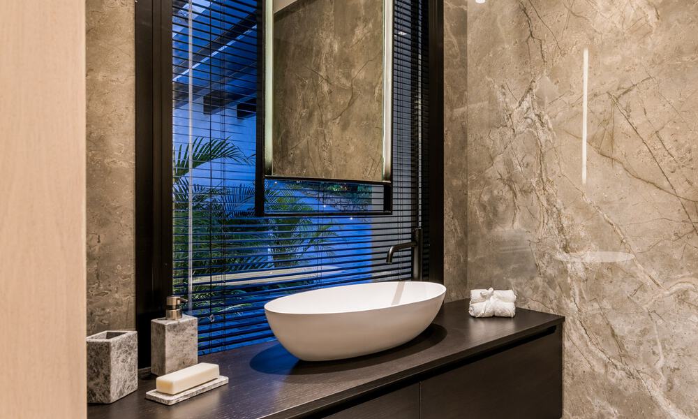 Gerenoveerde luxevilla in een contemporaine stijl te koop, dicht bij voorzieningen in de golfvallei van Nueva Andalucia, Marbella 31768