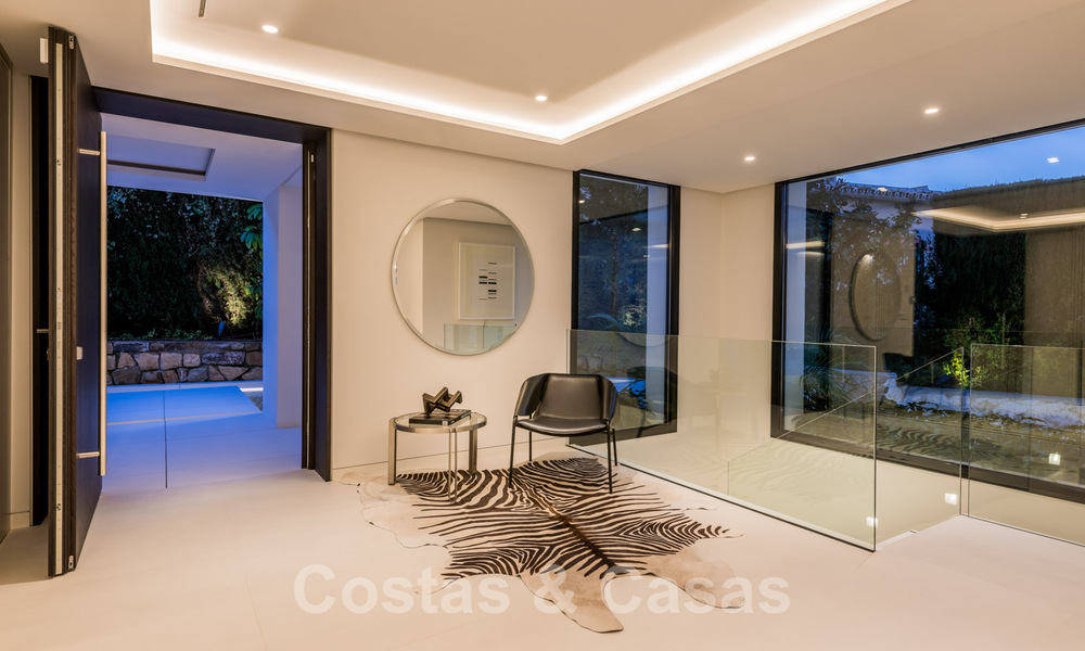 Gerenoveerde luxevilla in een contemporaine stijl te koop, dicht bij voorzieningen in de golfvallei van Nueva Andalucia, Marbella 31769