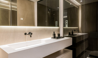 Gerenoveerde luxevilla in een contemporaine stijl te koop, dicht bij voorzieningen in de golfvallei van Nueva Andalucia, Marbella 31772 