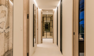 Gerenoveerde luxevilla in een contemporaine stijl te koop, dicht bij voorzieningen in de golfvallei van Nueva Andalucia, Marbella 31774 
