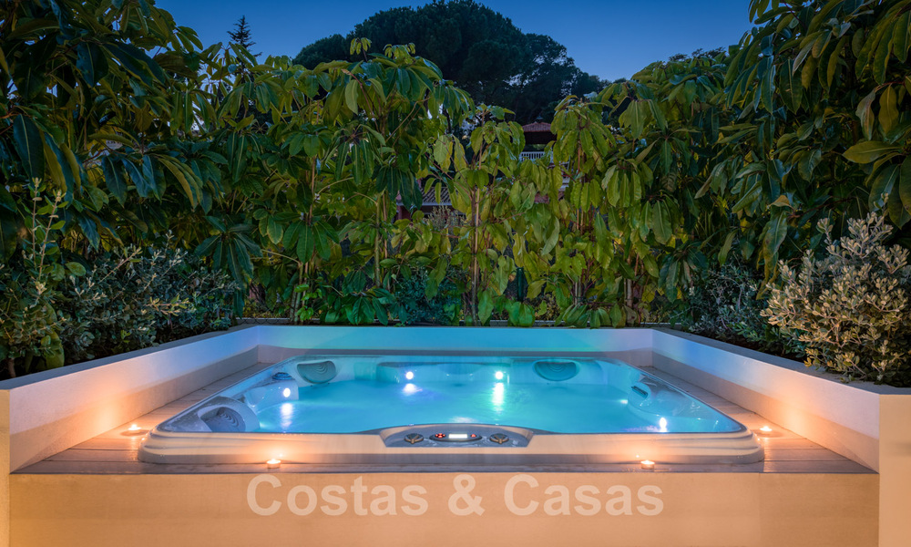 Gerenoveerde luxevilla in een contemporaine stijl te koop, dicht bij voorzieningen in de golfvallei van Nueva Andalucia, Marbella 31778