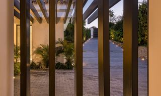 Gerenoveerde luxevilla in een contemporaine stijl te koop, dicht bij voorzieningen in de golfvallei van Nueva Andalucia, Marbella 31790 