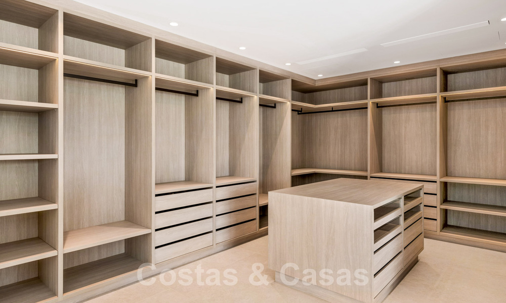 Luxevilla te koop in een tijdloze stijl, dicht bij voorzieningen en de golfbaan op de New Golden Mile tussen Marbella en Estepona 31797