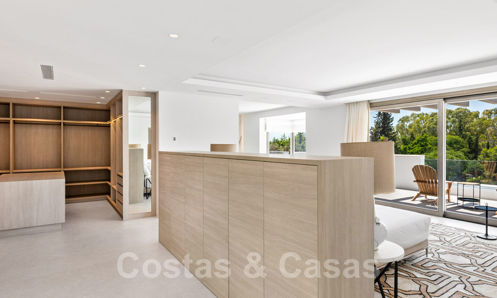 Luxevilla te koop in een tijdloze stijl, dicht bij voorzieningen en de golfbaan op de New Golden Mile tussen Marbella en Estepona 31799