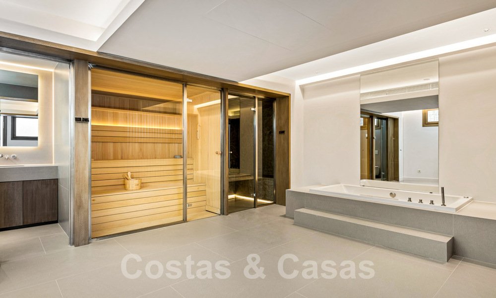 Luxevilla te koop in een tijdloze stijl, dicht bij voorzieningen en de golfbaan op de New Golden Mile tussen Marbella en Estepona 31805