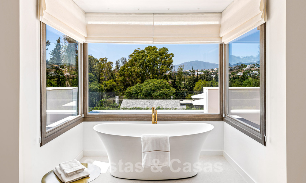 Luxevilla te koop in een tijdloze stijl, dicht bij voorzieningen en de golfbaan op de New Golden Mile tussen Marbella en Estepona 31806