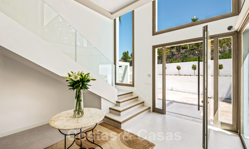 Luxevilla te koop in een tijdloze stijl, dicht bij voorzieningen en de golfbaan op de New Golden Mile tussen Marbella en Estepona 31808