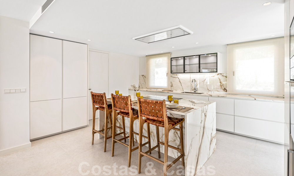 Luxevilla te koop in een tijdloze stijl, dicht bij voorzieningen en de golfbaan op de New Golden Mile tussen Marbella en Estepona 31810