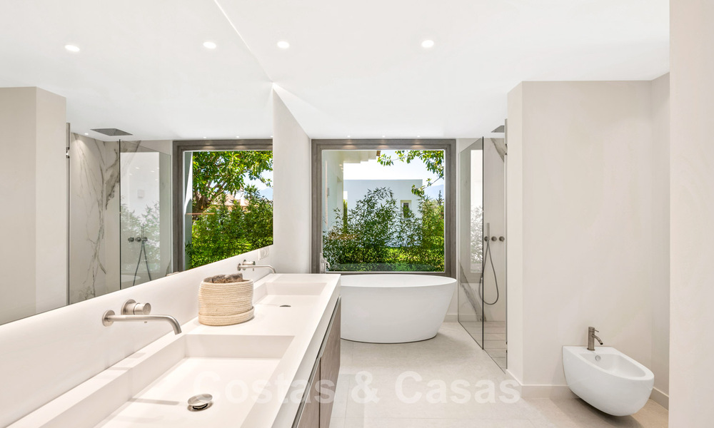 Luxevilla te koop in een tijdloze stijl, dicht bij voorzieningen en de golfbaan op de New Golden Mile tussen Marbella en Estepona 31811