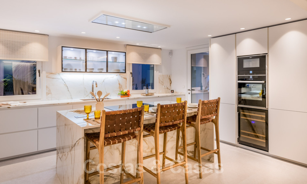 Luxevilla te koop in een tijdloze stijl, dicht bij voorzieningen en de golfbaan op de New Golden Mile tussen Marbella en Estepona 31830