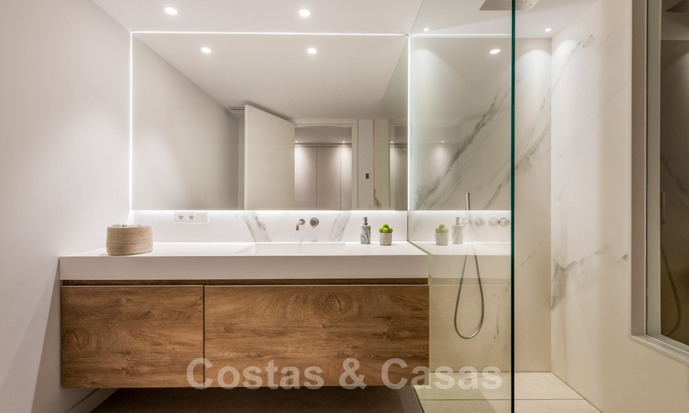 Luxevilla te koop in een tijdloze stijl, dicht bij voorzieningen en de golfbaan op de New Golden Mile tussen Marbella en Estepona 31842