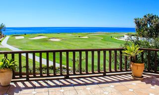 Eerstelijnsgolf en -strand villa te koop in Marbella West met een uniek golf- en zeezicht! Verlaagd in prijs. 31850 