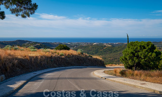 Bouwgronden te koop met panoramisch zee- en bergzicht op een luxe domein in Marbella - Benahavis 32277 