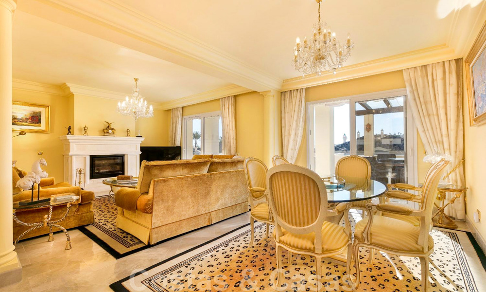 Ruim luxe penthouse te koop aan de golfbaan in Nueva Andalucia, Marbella met panoramisch uitzicht 32081