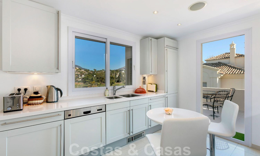 Ruim luxe penthouse te koop aan de golfbaan in Nueva Andalucia, Marbella met panoramisch uitzicht 32088
