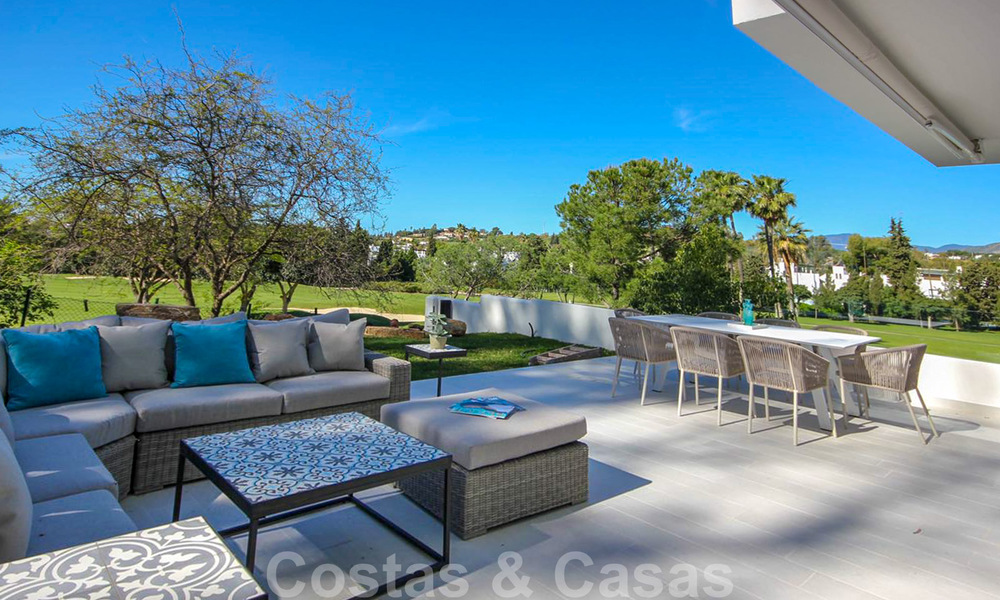 Gerenoveerd ruim luxe appartement te koop, eerstelijnsgolf en instapklaar, Nueva Andalucia, Marbella 32119