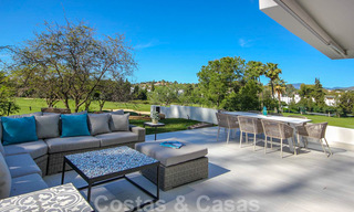 Gerenoveerd ruim luxe appartement te koop, eerstelijnsgolf en instapklaar, Nueva Andalucia, Marbella 32119 