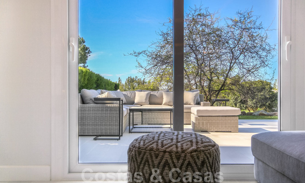 Gerenoveerd ruim luxe appartement te koop, eerstelijnsgolf en instapklaar, Nueva Andalucia, Marbella 32122