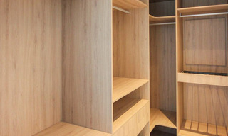 Gerenoveerd ruim luxe appartement te koop, eerstelijnsgolf en instapklaar, Nueva Andalucia, Marbella 32129 