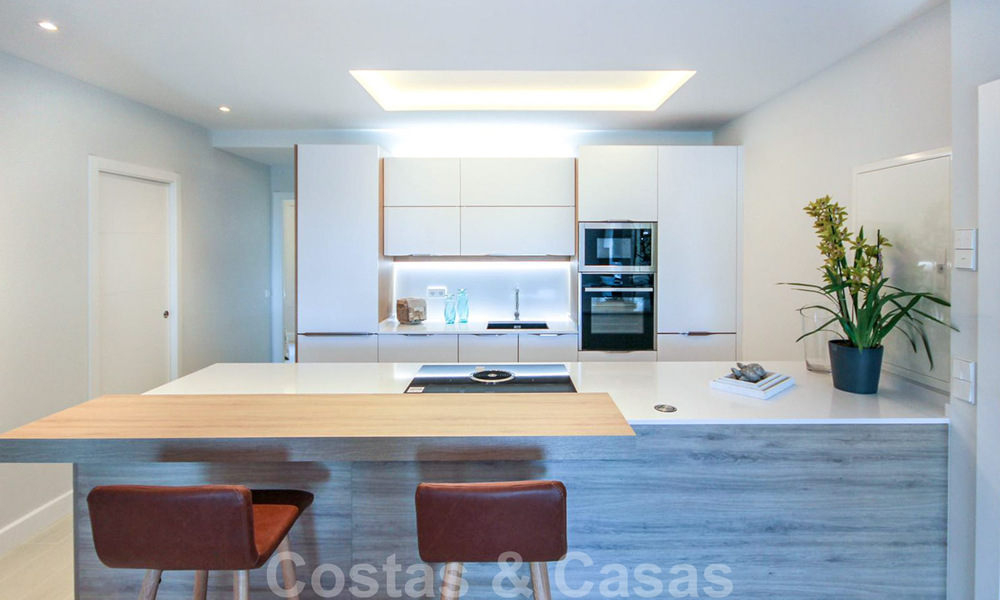 Gerenoveerd ruim luxe appartement te koop, eerstelijnsgolf en instapklaar, Nueva Andalucia, Marbella 32130