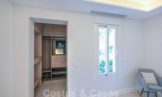 Gerenoveerd ruim luxe appartement te koop, eerstelijnsgolf en instapklaar, Nueva Andalucia, Marbella 32131 