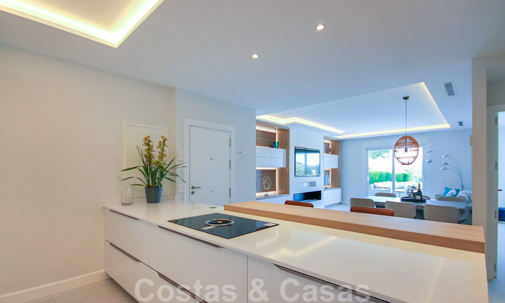 Gerenoveerd ruim luxe appartement te koop, eerstelijnsgolf en instapklaar, Nueva Andalucia, Marbella 32133