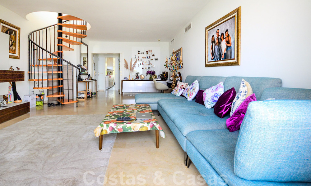 Eerstelijnsstrand penthouse appartement te koop met privézwembad op de New Golden Mile, tussen Marbella en Estepona 32179