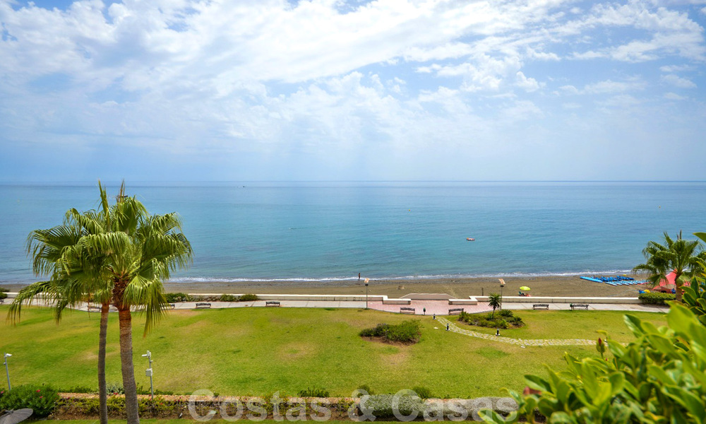 Eerstelijnsstrand penthouse appartement te koop met privézwembad op de New Golden Mile, tussen Marbella en Estepona 32183