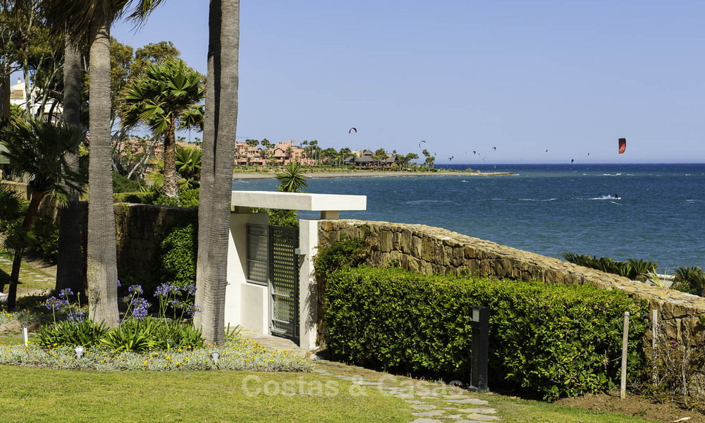 Eerstelijnsstrand penthouse appartement te koop met privézwembad op de New Golden Mile, tussen Marbella en Estepona 32193