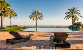Elegant, mediterraan landgoed met panoramisch uitzicht op zee te koop in een gated community in Nueva Andalucia - Marbella 32362 