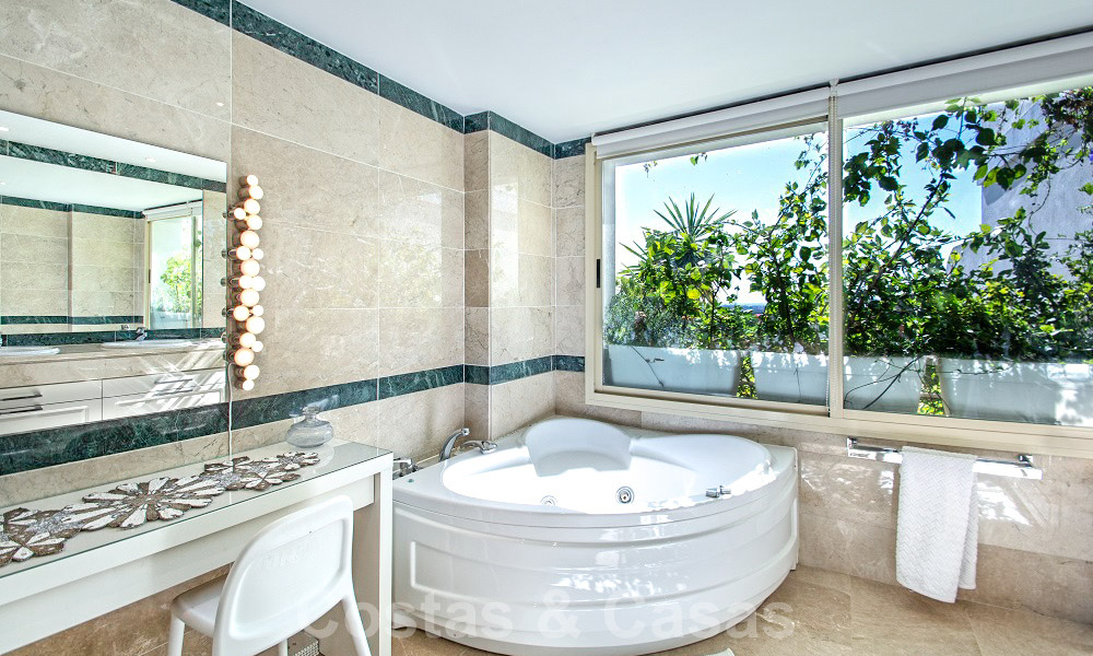 Schitterend zuid gericht penthouse met prachtig zee- en bergzicht te koop in de Golf Valley van Nueva Andalucia, Marbella 32446