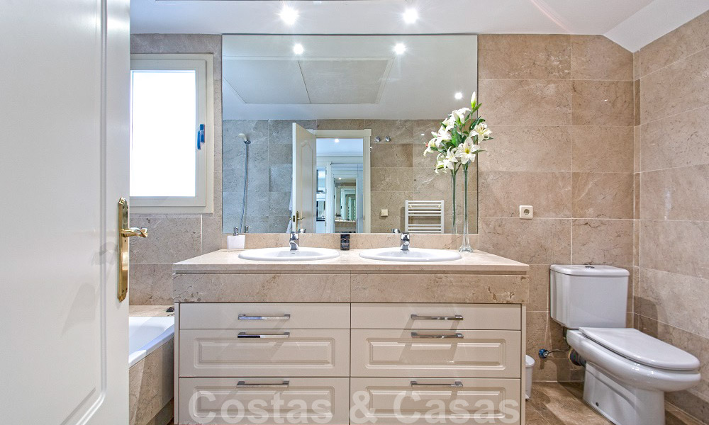 Schitterend zuid gericht penthouse met prachtig zee- en bergzicht te koop in de Golf Valley van Nueva Andalucia, Marbella 32447