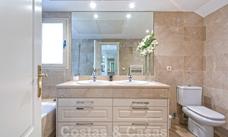 Schitterend zuid gericht penthouse met prachtig zee- en bergzicht te koop in de Golf Valley van Nueva Andalucia, Marbella 32447 