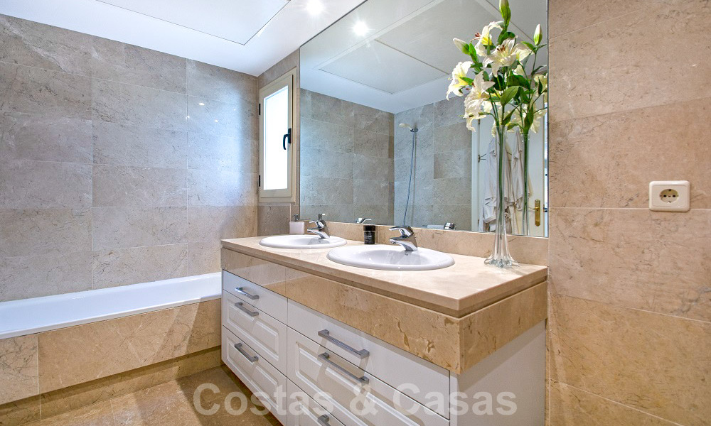 Schitterend zuid gericht penthouse met prachtig zee- en bergzicht te koop in de Golf Valley van Nueva Andalucia, Marbella 32448