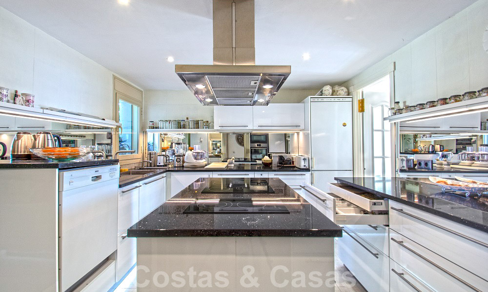 Schitterend zuid gericht penthouse met prachtig zee- en bergzicht te koop in de Golf Valley van Nueva Andalucia, Marbella 32450