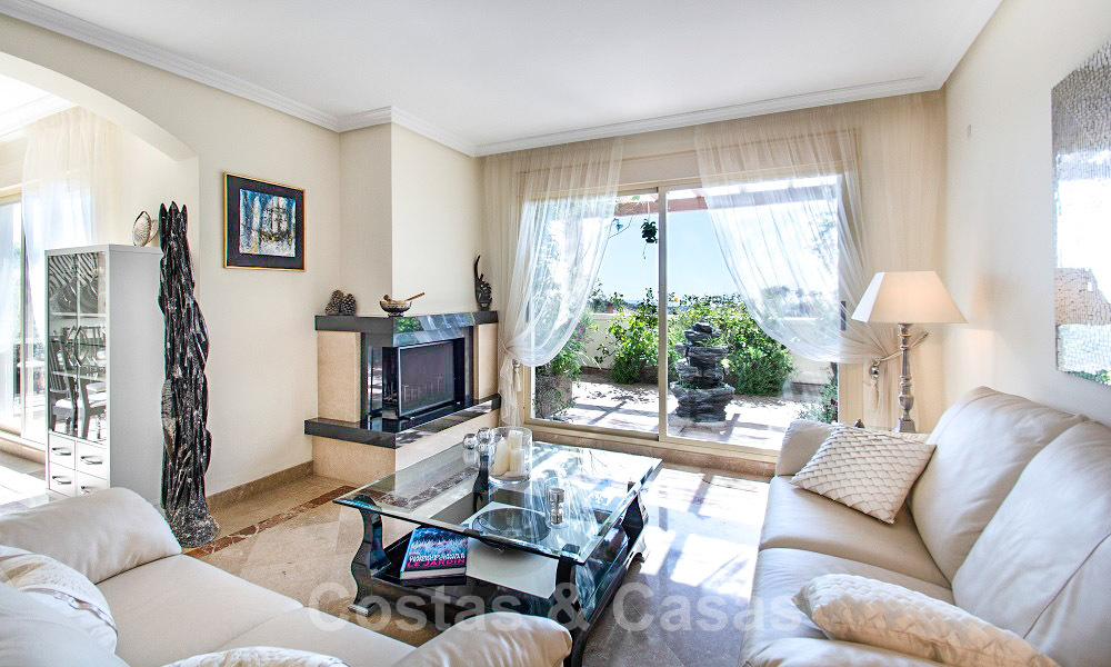 Schitterend zuid gericht penthouse met prachtig zee- en bergzicht te koop in de Golf Valley van Nueva Andalucia, Marbella 32454