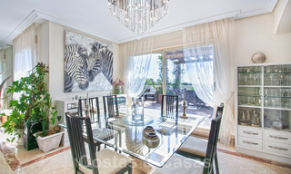 Schitterend zuid gericht penthouse met prachtig zee- en bergzicht te koop in de Golf Valley van Nueva Andalucia, Marbella 32456 