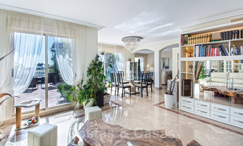 Schitterend zuid gericht penthouse met prachtig zee- en bergzicht te koop in de Golf Valley van Nueva Andalucia, Marbella 32460