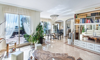 Schitterend zuid gericht penthouse met prachtig zee- en bergzicht te koop in de Golf Valley van Nueva Andalucia, Marbella 32460 