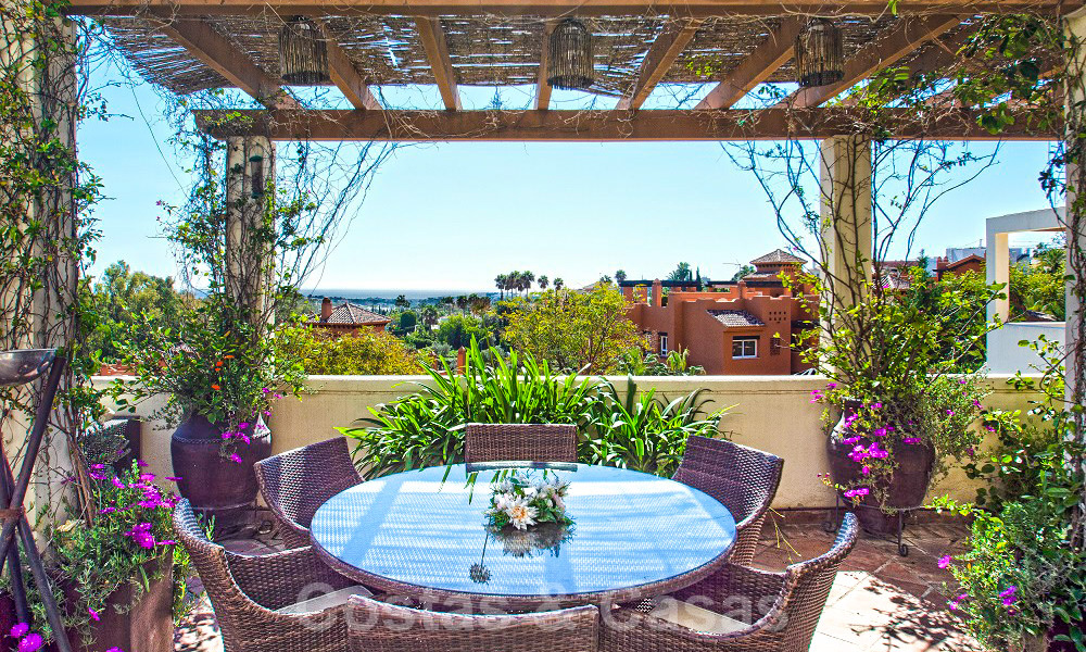 Schitterend zuid gericht penthouse met prachtig zee- en bergzicht te koop in de Golf Valley van Nueva Andalucia, Marbella 32461
