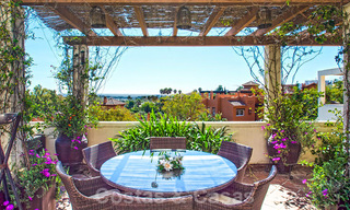 Schitterend zuid gericht penthouse met prachtig zee- en bergzicht te koop in de Golf Valley van Nueva Andalucia, Marbella 32461 